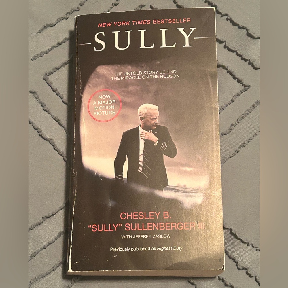 Sully: The Untold Story Behind the Miracle on the Hudson - Paperback Book